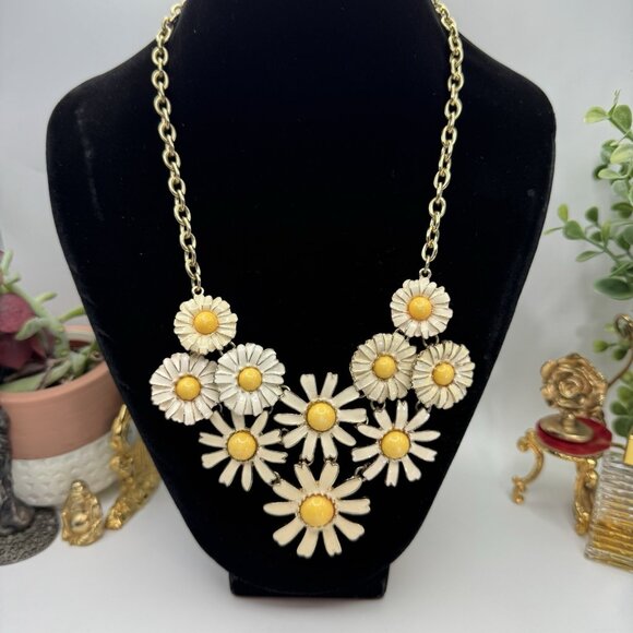Daisy Cluster Necklace Fashion Jewelry Cream Yellow Center Enamel Gold Tone - Picture 2 of 5